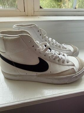 **Nike Blazer Mid ’77 White & Black Sneakers – Women’s Size 8/Youth Boys 6.5🖤🤍